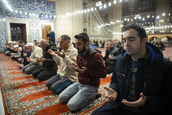 Camilerde Fetih Suresi okundu, dualar edildi