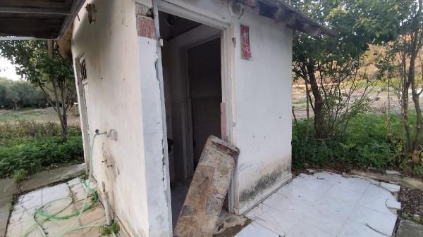 Türbenin ve tuvaletlerin kapısı çalındı