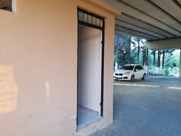 Türbenin ve tuvaletlerin kapısı çalındı