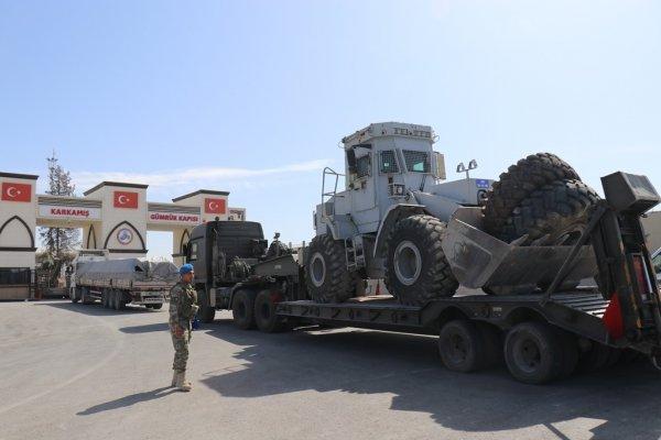 Fırat Nehri'ne köprü kurmak için iş makineleri yola çıktı