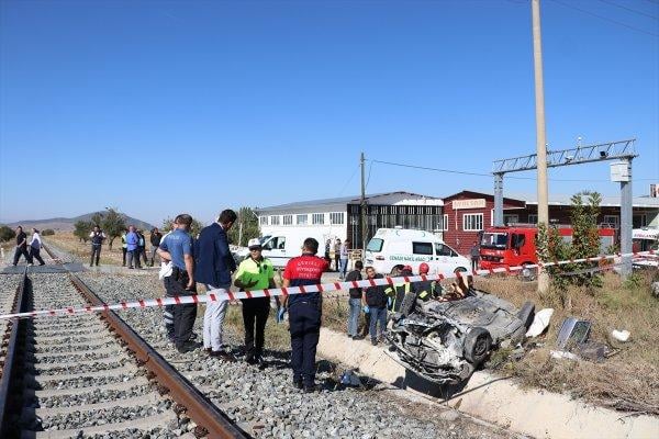 Denizli'de hemzemin geçitte kaza: 2 ölü, 1 yaralı