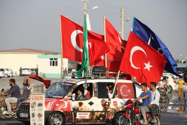 Tel Abyad'ın kurtuluşu sınırda konvoyla kutlandı
