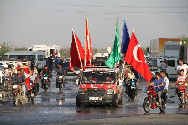 Tel Abyad'ın kurtuluşu sınırda konvoyla kutlandı