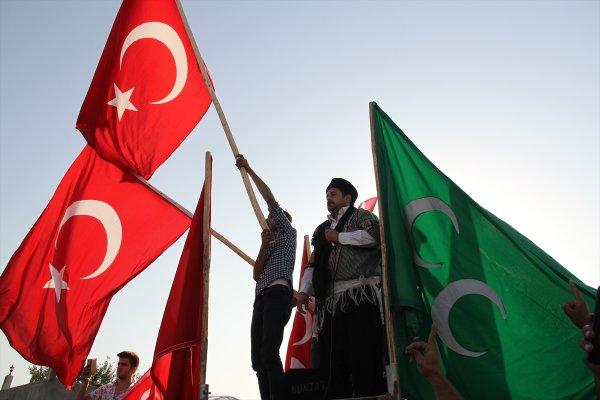 Tel Abyad'ın kurtuluşu sınırda konvoyla kutlandı