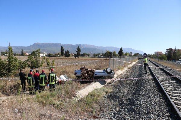 Denizli'de hemzemin geçitte kaza: 2 ölü, 1 yaralı
