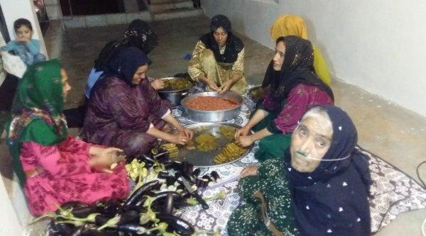 Askerler için yemek yapıyorlar