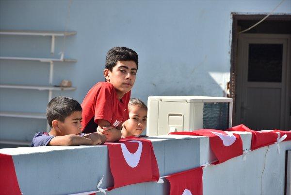 Elif Terim'in ailesinin evi Türk bayraklarıyla donatıldı