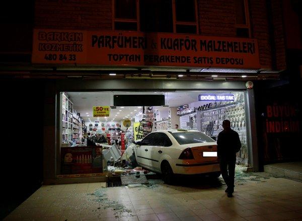 Ankara'da kontrolünü kaybeden araç dükkana girdi