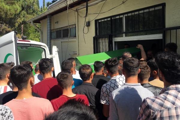 Aydınlatma direğine çarpan otomobildeki 3 arkadaş öldü