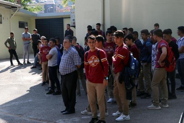 Aydınlatma direğine çarpan otomobildeki 3 arkadaş öldü