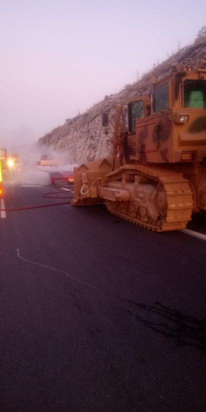 Mersin'de askeri konvoydaki tırda yangın çıktı