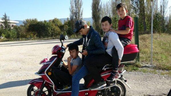 Bolu'da motor üstünde tehlikeli yolculuk