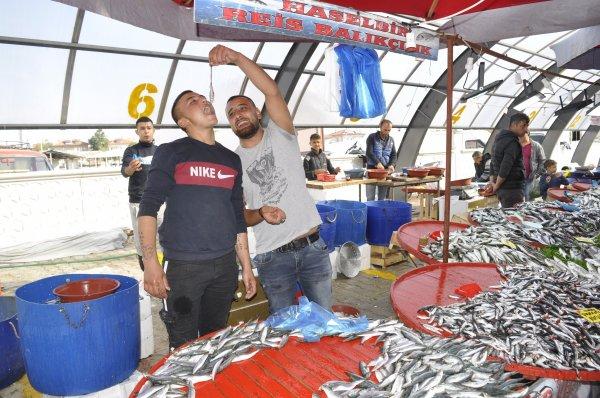 Afyonkarahisar'da pazarcı çiğ balık yiyerek satış yapıyor