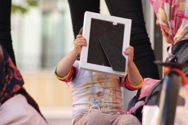 Küçük Asmin Nisa ablasını bekliyor