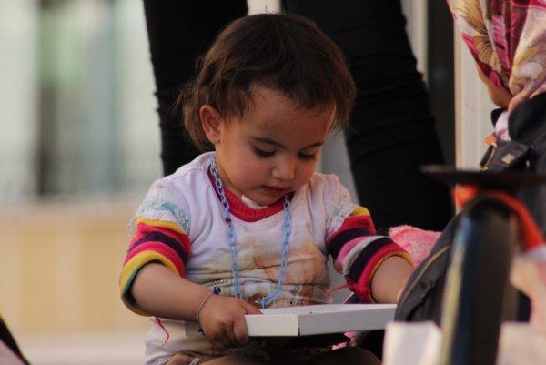 Küçük Asmin Nisa ablasını bekliyor