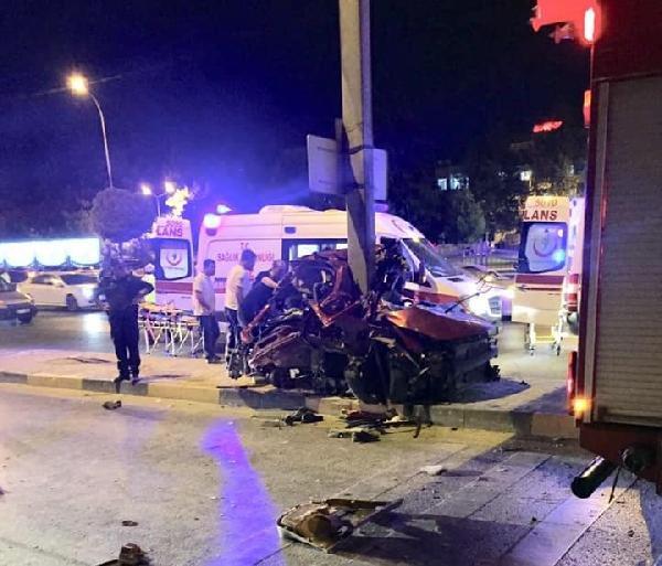 Aydınlatma direğine çarpan otomobildeki 3 arkadaş öldü