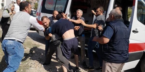 Oğluna çarpan sürücüyü dövdü
