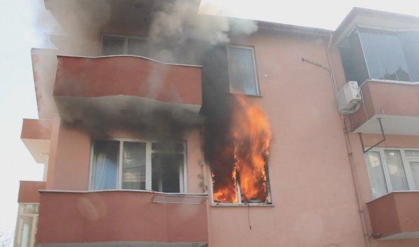 Cinnet getiren baba evi yaktı, kızıyla birlikte öldü