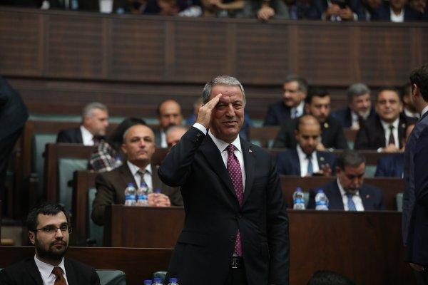 Hulusi Akar 'Bizi Suriye'ye götür' sloganıyla karşılandı