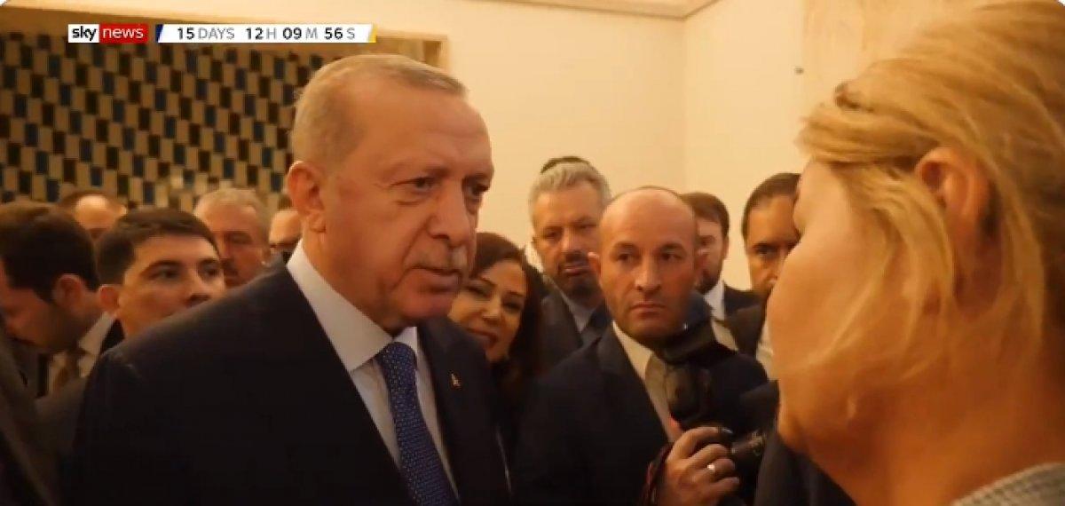 Cumhurbaşkanı'ndan İngiliz muhabire: Dimdik ayaktayım