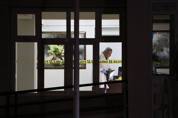 Denizli'de polis memurunun temizlediği silah ateş aldı