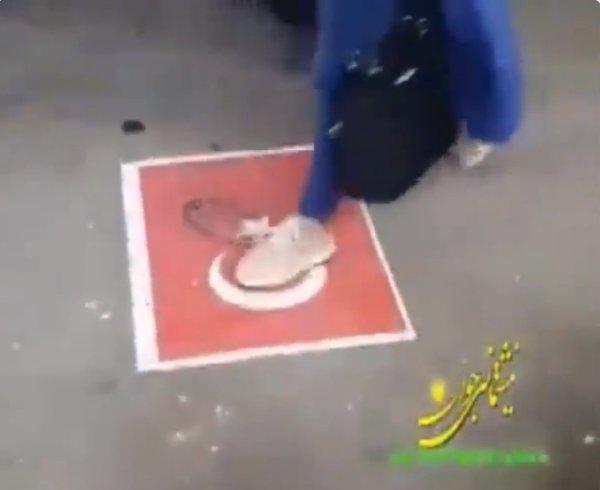 İran'da Türk bayrağına hakaret