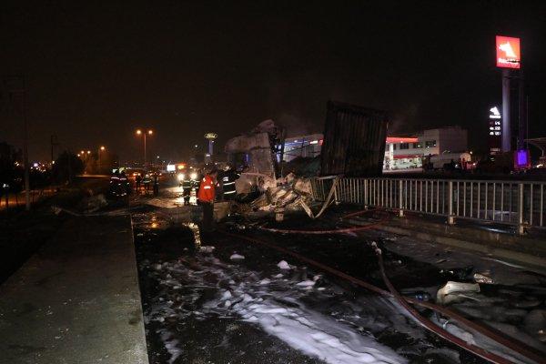 Kocaeli'de kaza yapan tır alev aldı