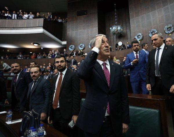 Hulusi Akar 'Bizi Suriye'ye götür' sloganıyla karşılandı