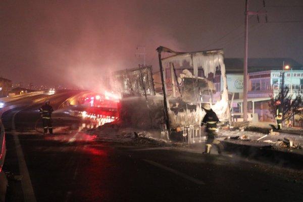 Kocaeli'de kaza yapan tır alev aldı