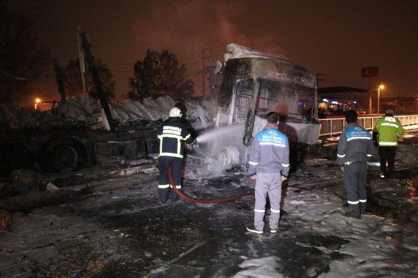 Kocaeli'de kaza yapan tır alev aldı