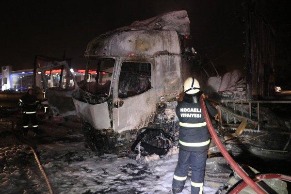 Kocaeli'de kaza yapan tır alev aldı