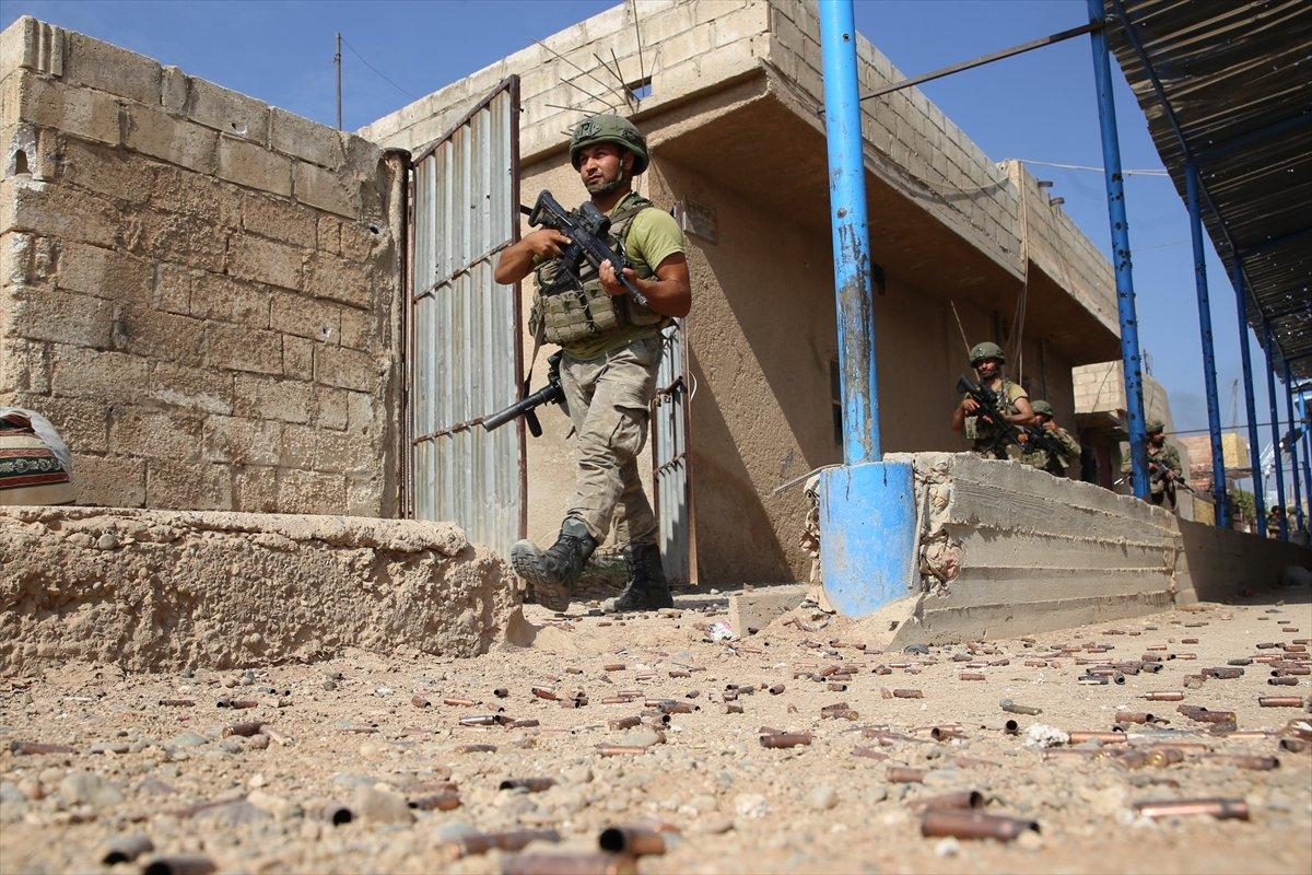 Mehmetçik Resulayn'da patlayıcıları temizliyor