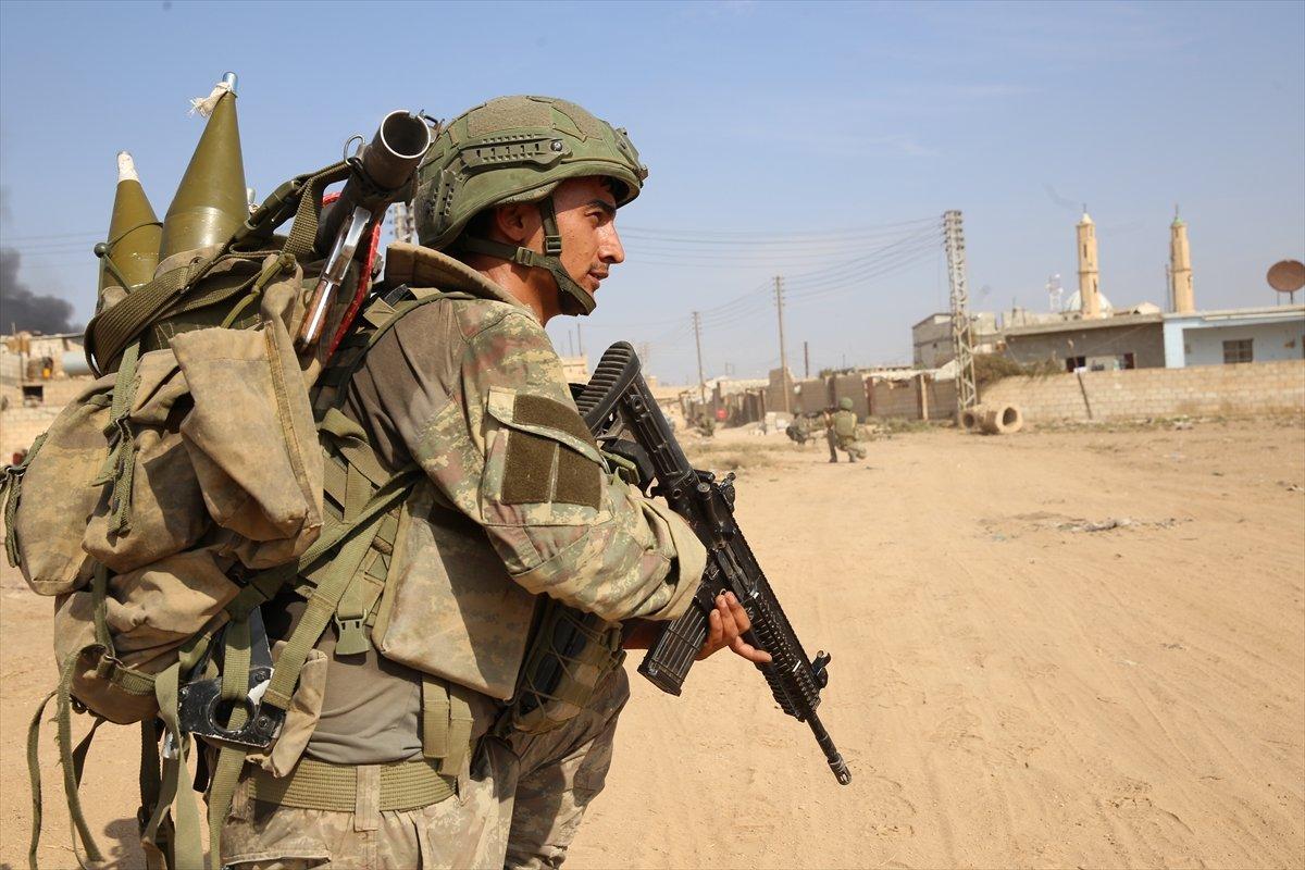 Mehmetçik Resulayn'da patlayıcıları temizliyor