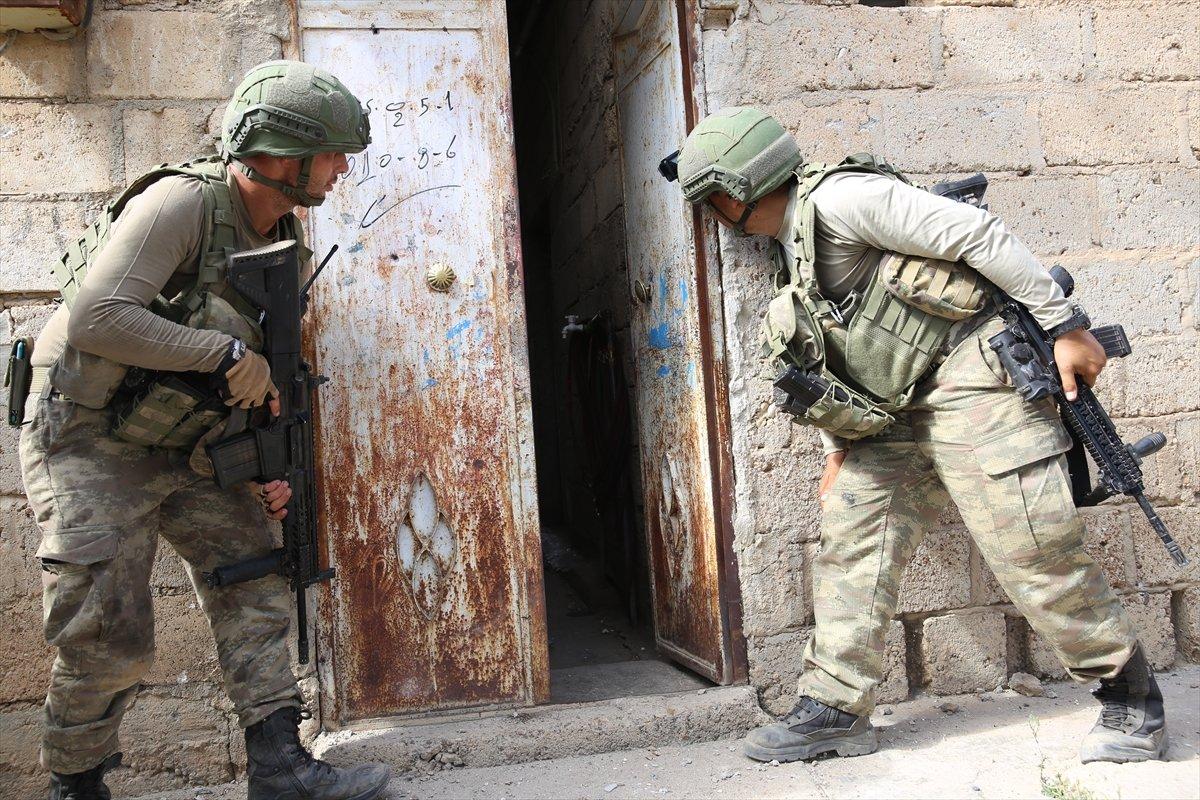 Mehmetçik Resulayn'da patlayıcıları temizliyor