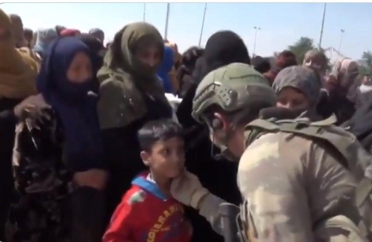 Türk askerinin Suriyeli çocukları bağrına bastığı anlar