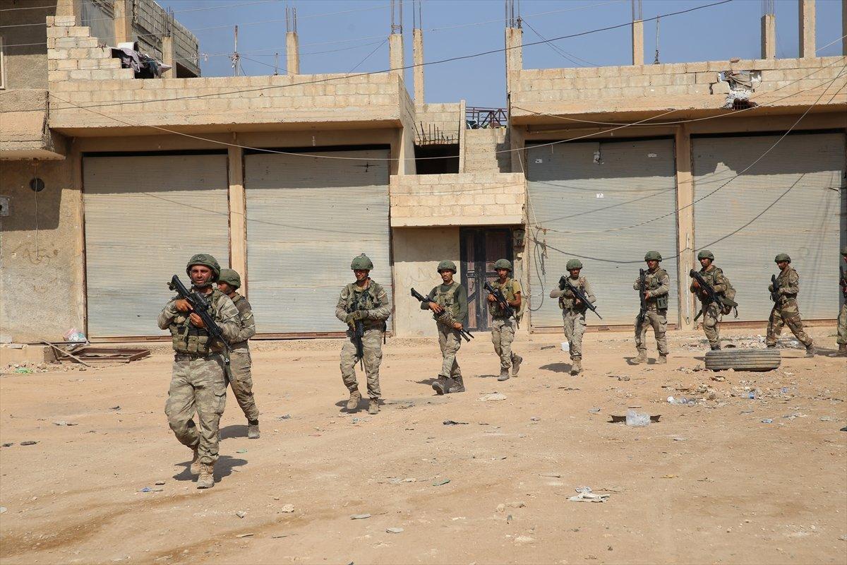 Mehmetçik Resulayn'da patlayıcıları temizliyor