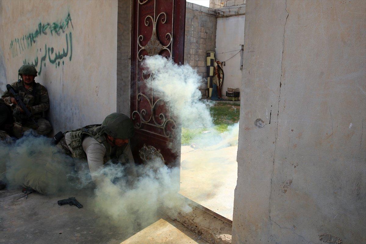 Mehmetçik Resulayn'da patlayıcıları temizliyor