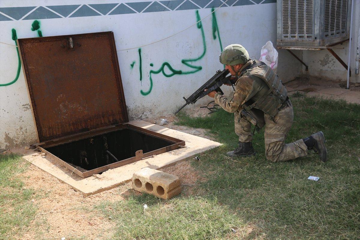 Mehmetçik Resulayn'da patlayıcıları temizliyor