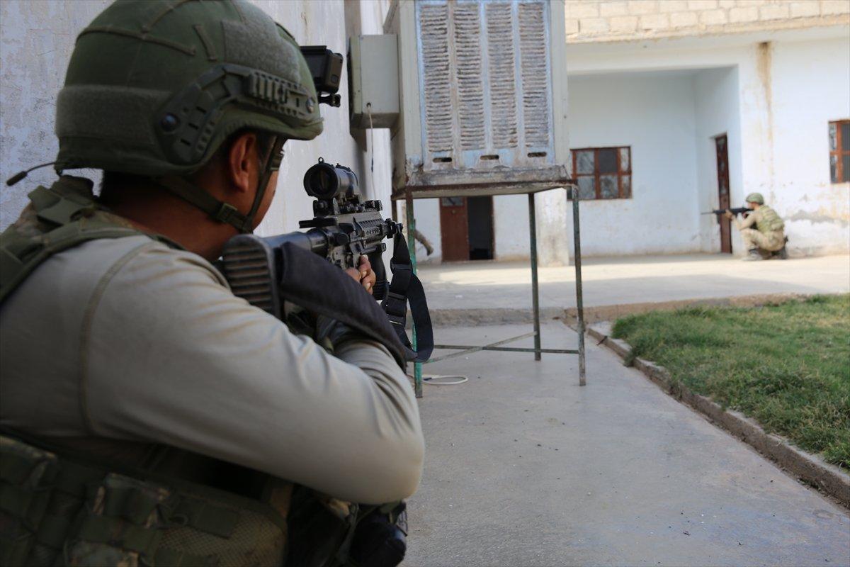 Mehmetçik Resulayn'da patlayıcıları temizliyor