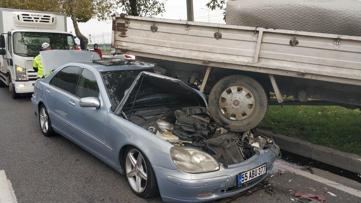Samsun'da araç kamyonun altına girdi: 2 yaralı