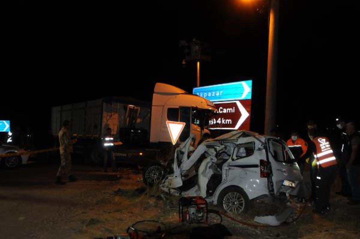 Tunceli'de tır ile çarpışan araçtaki 4 kişi öldü