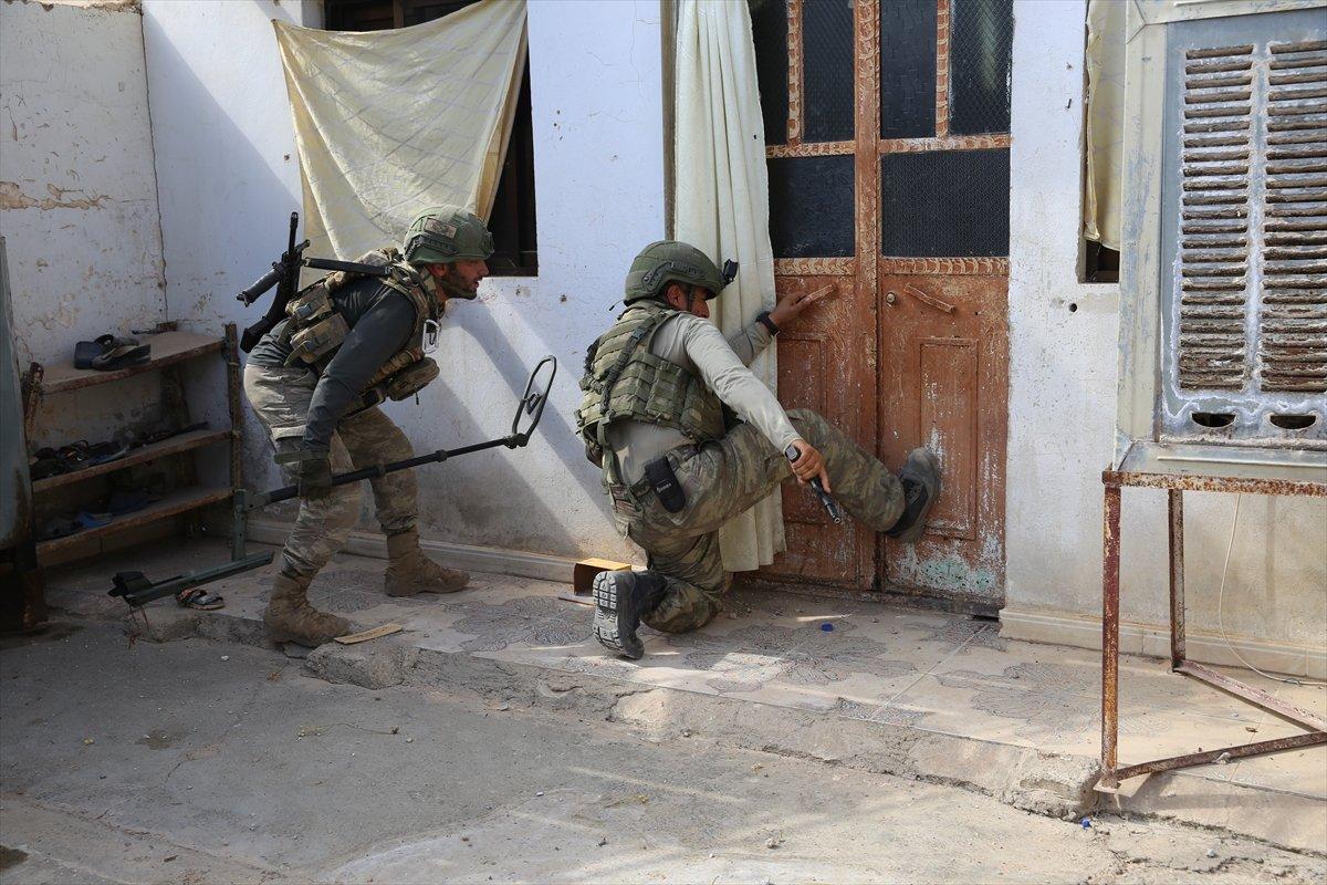 Mehmetçik Resulayn'da patlayıcıları temizliyor