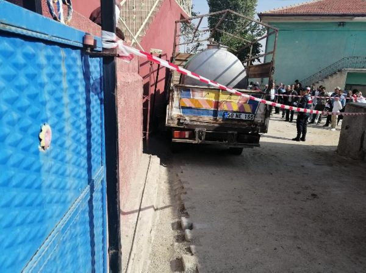 Kamyonet ile evin duvarı arasına sıkışan sütçü öldü