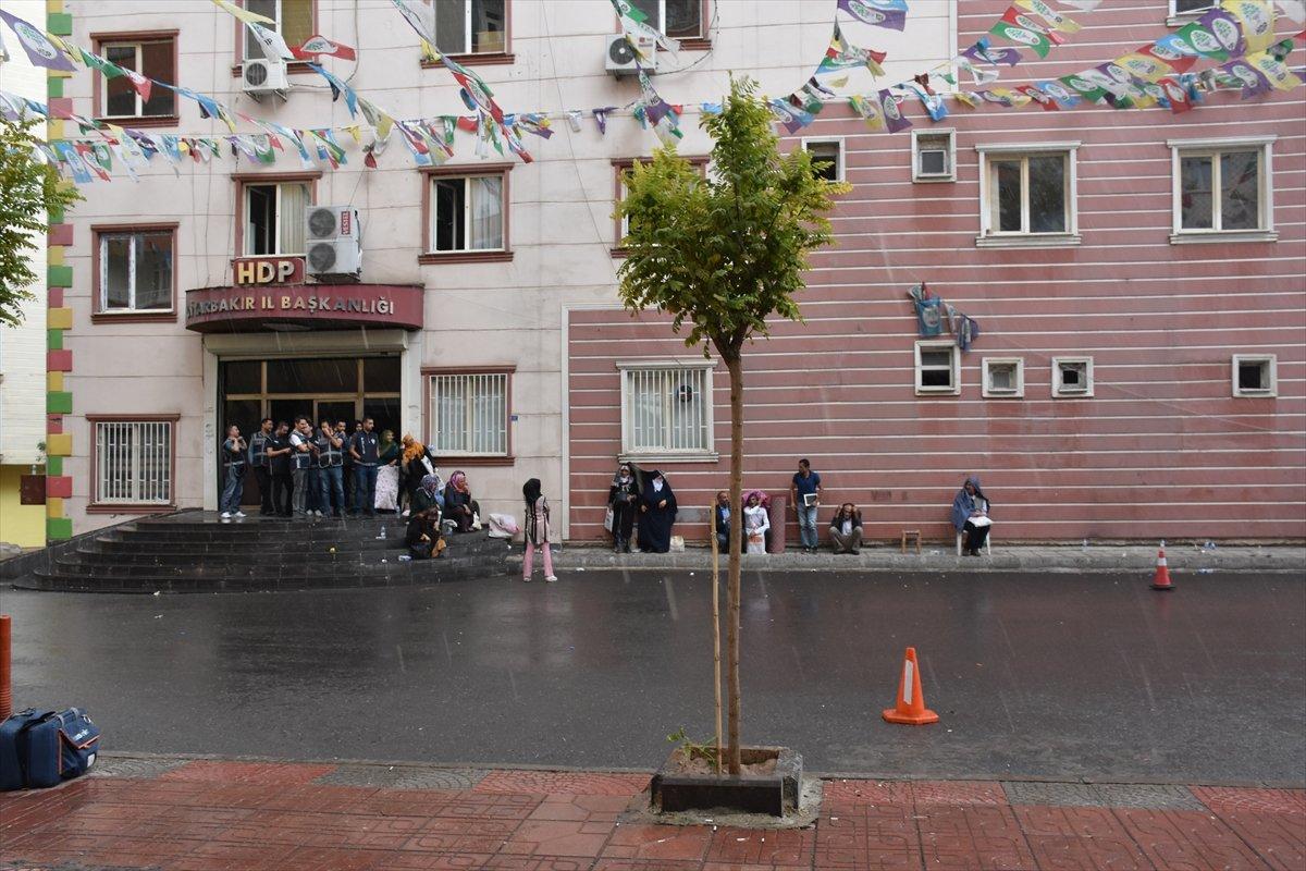 Yağmura rağmen HDP önünde evlat nöbetini sürdürdüler