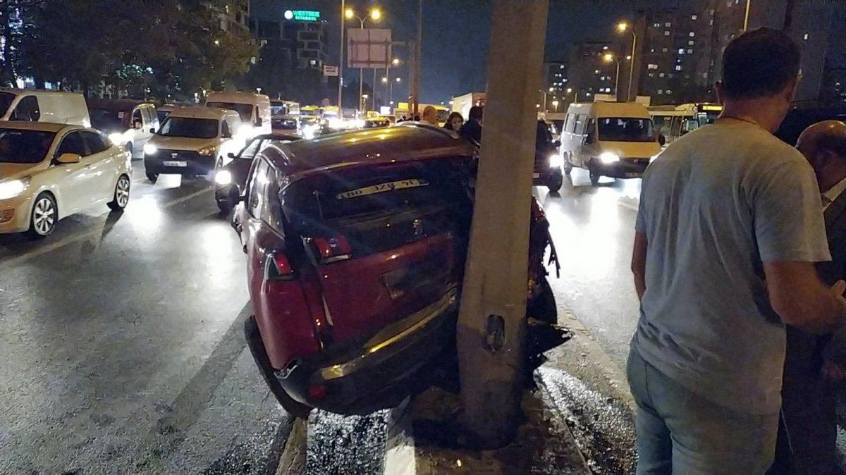 Avcılar'da E-5'teki kaza trafiği kilitledi