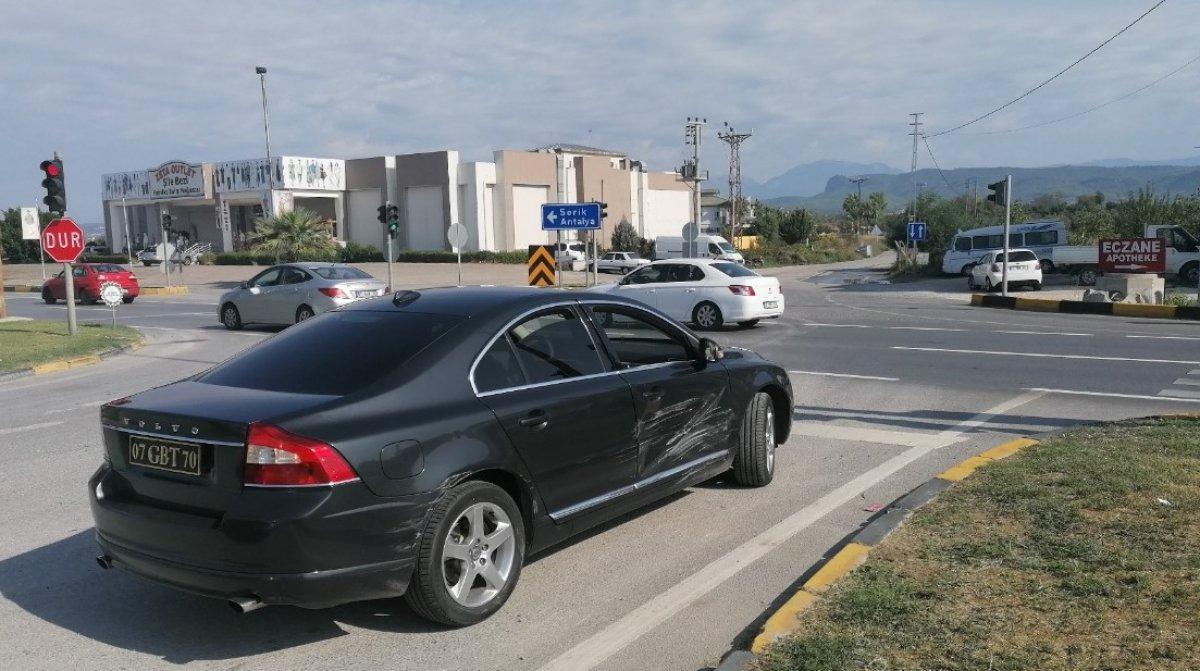 Alkollü sürücü makam aracına çarptı