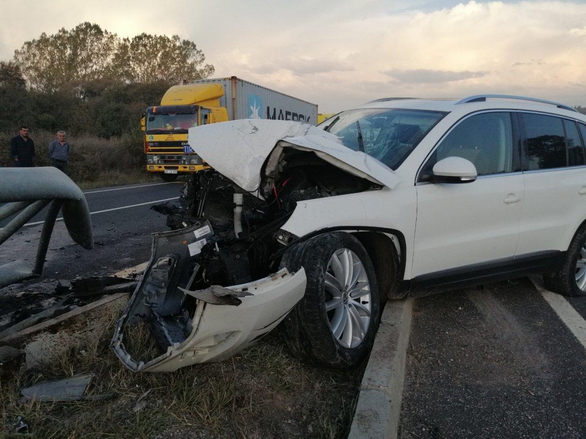 Bolu'da araç uyarı tabelasına çarptı