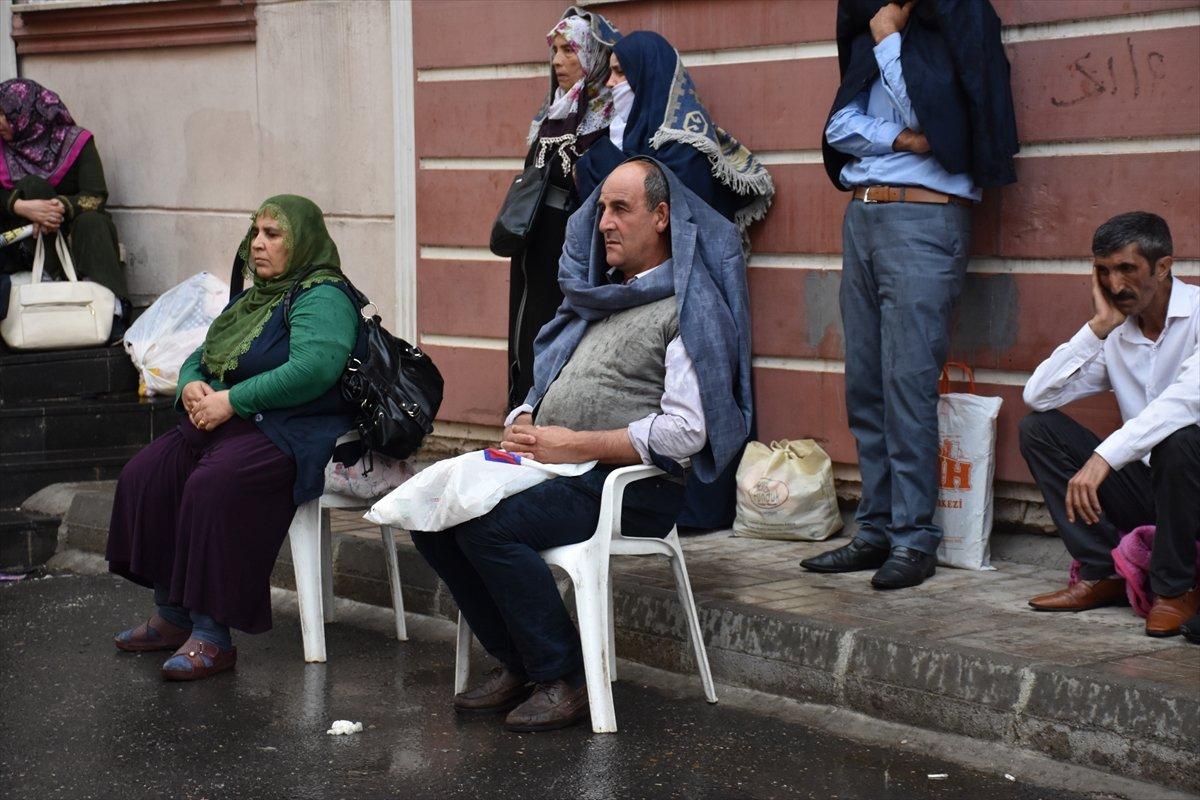 Yağmura rağmen HDP önünde evlat nöbetini sürdürdüler