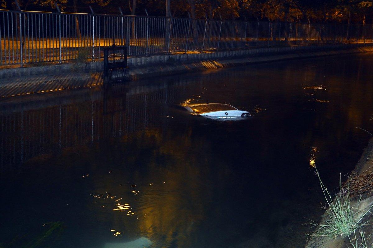 Adana'da sulama kanalına araç düştü