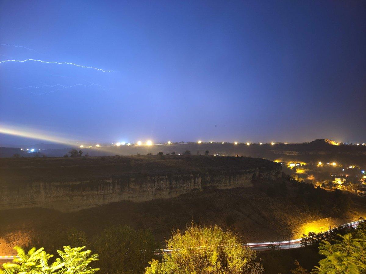 Safranbolu'da yıldırımlar gökyüzünü aydınlattı